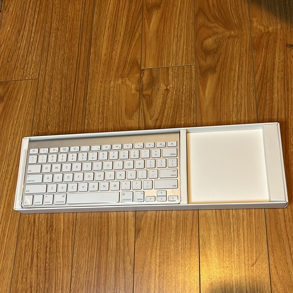New Apple wireless keyboard 2009 - Picture 2 of 4